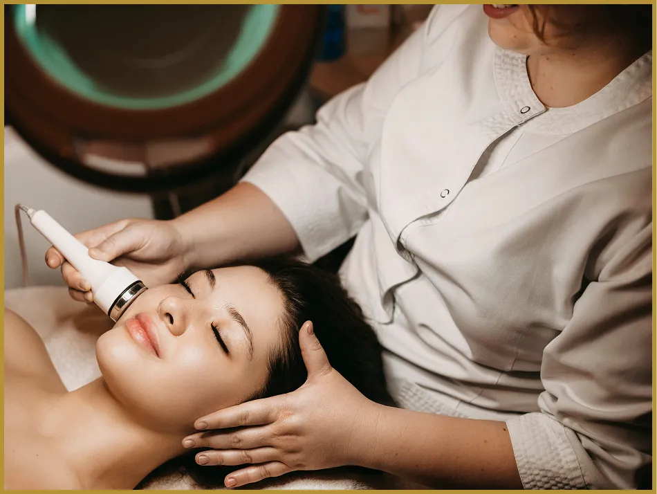 woman doing skin care service