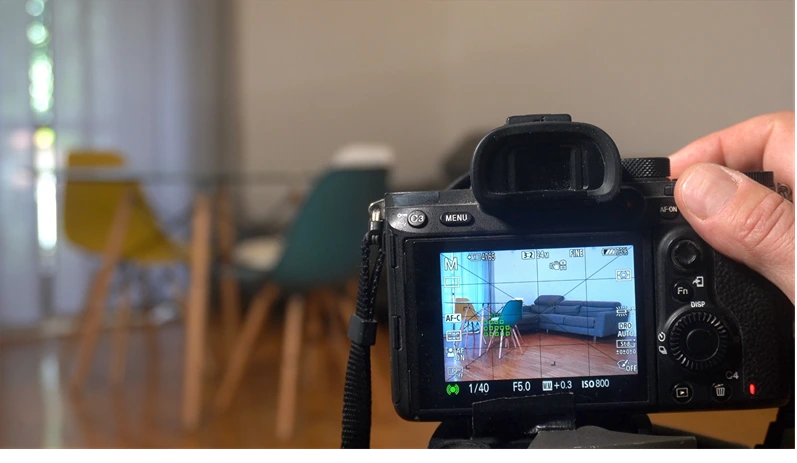 Milan - Photographer real estate - videos and photos of interiors of houses for sale - home staging in the kitchen and living room blue wall - professional photographic shooting indoor at home