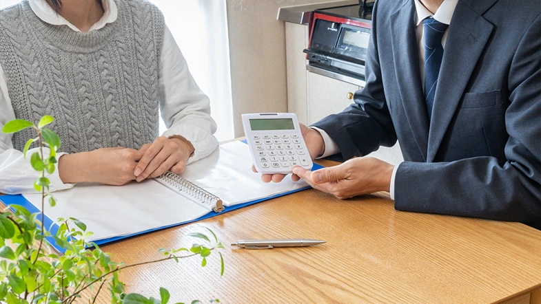 A businessman visiting a customer's house.A businessman who gives a quote.