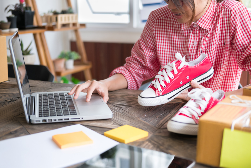 Online selling, e-commerce, shipping concept