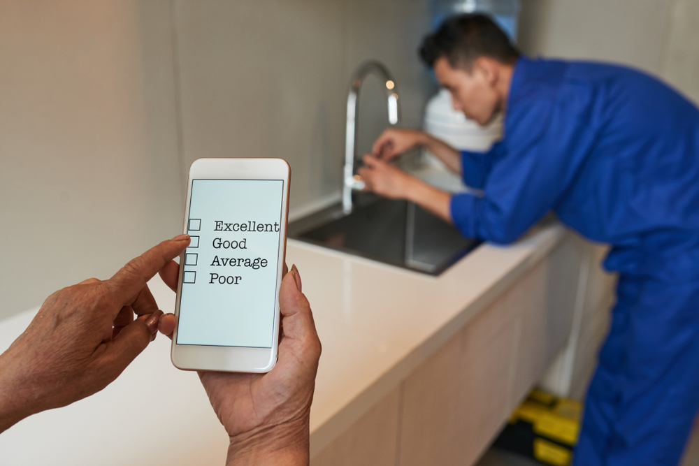 Customer evaluating work of repairman via mobile application